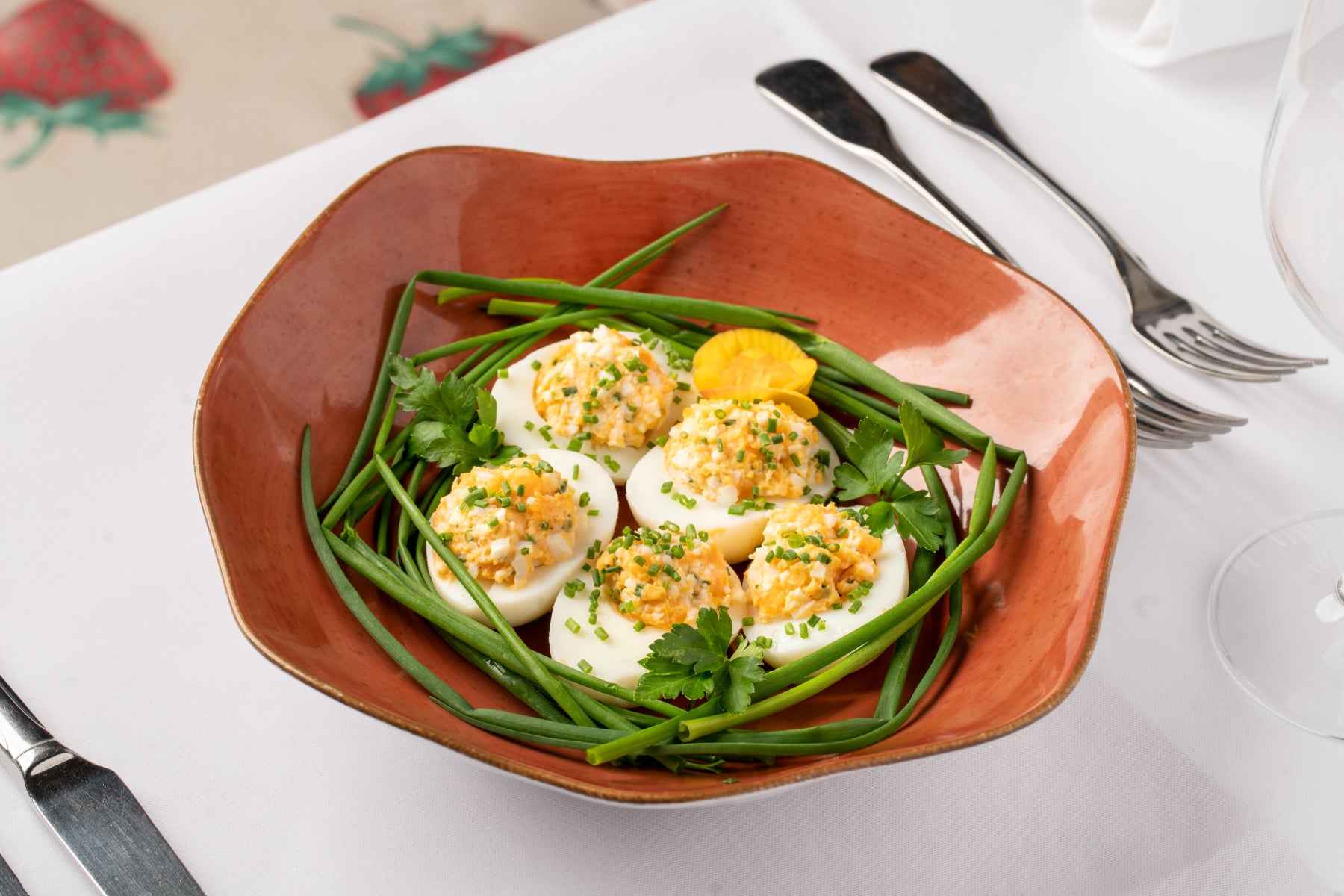 Jaja faszerowane pastą jajeczną ze szczypiorem