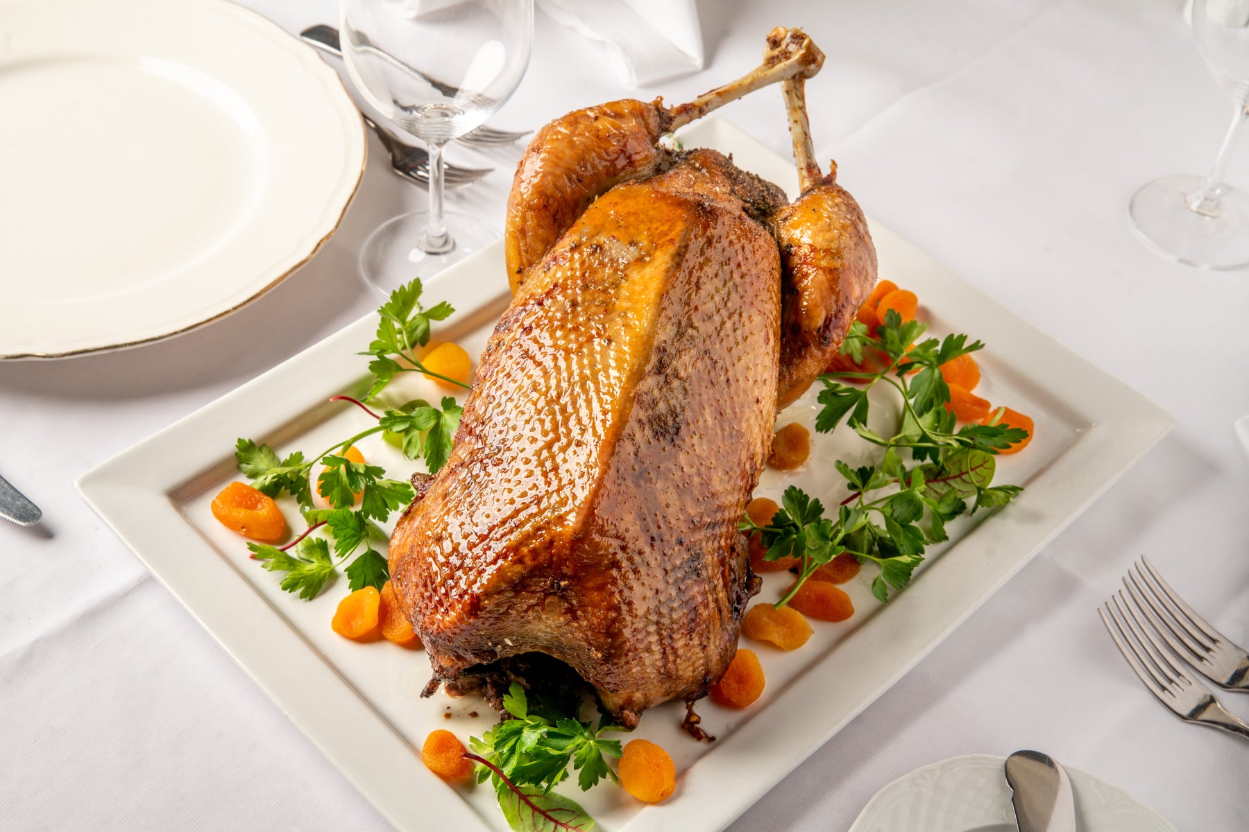 Gęś faszerowana wątróbką cielęcą, kaszą gryczaną, morelami i natką pietruszki