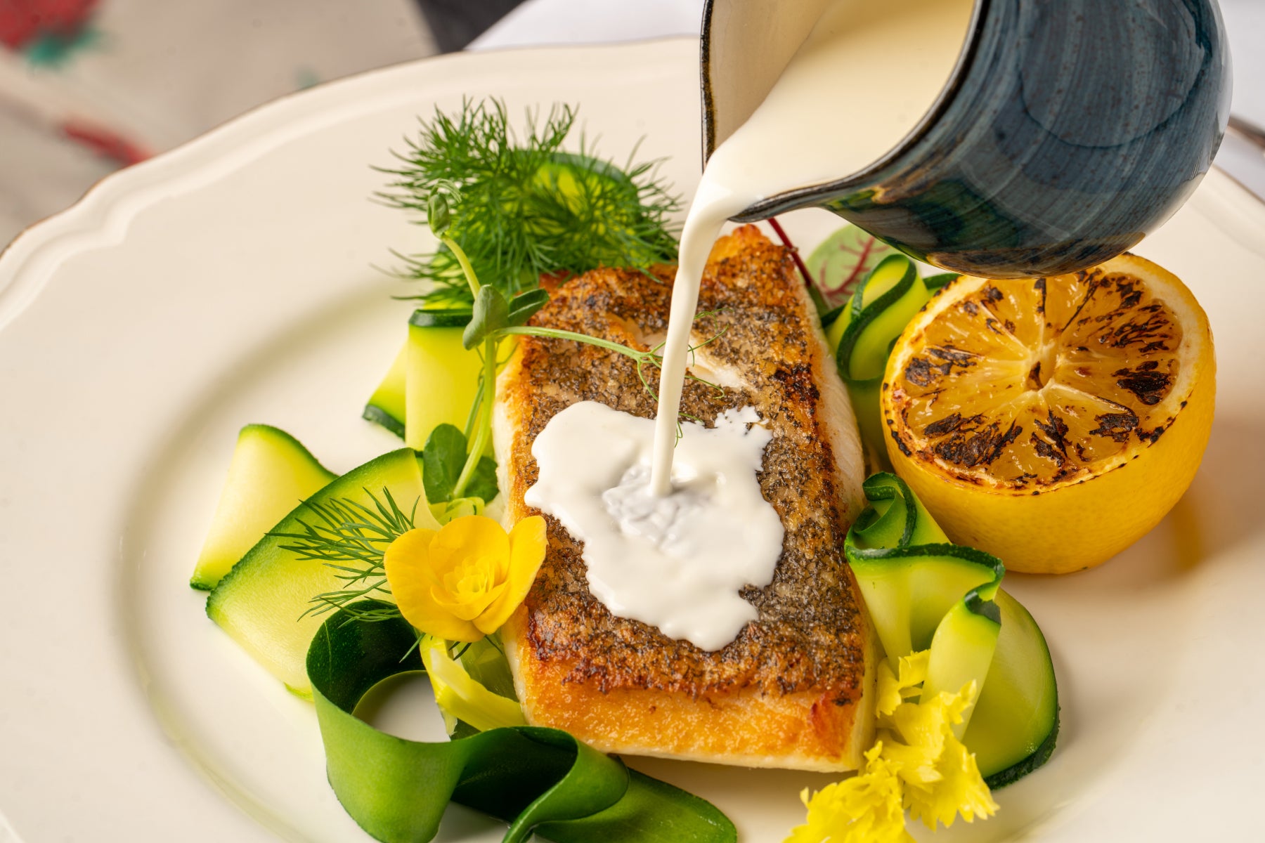 Halibut w sosie cytrynowym z cukinią