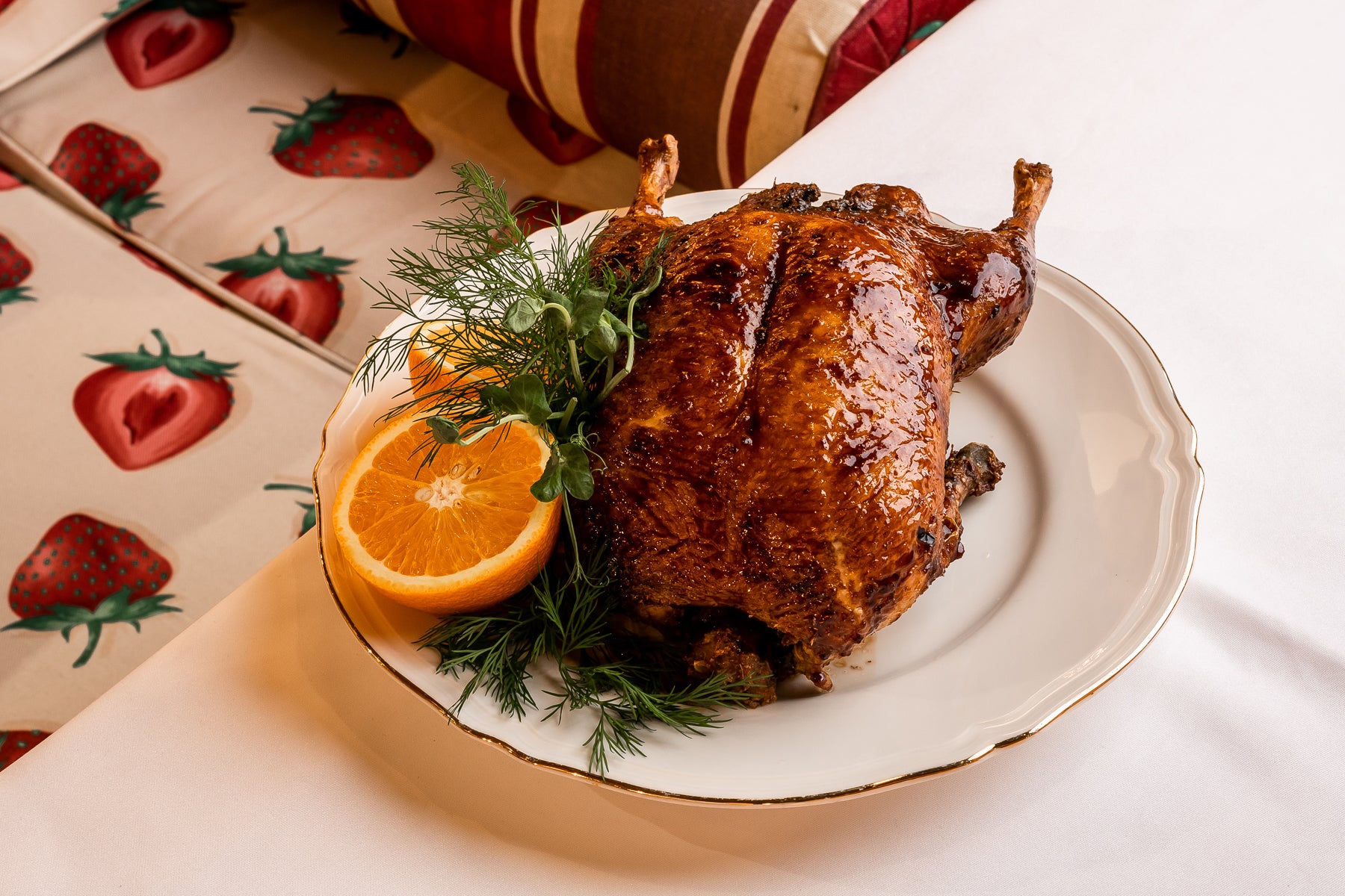 Kaczka faszerowana kaszą perłową, jabłkami, wątróbką drobiową, pieczona w majeranku