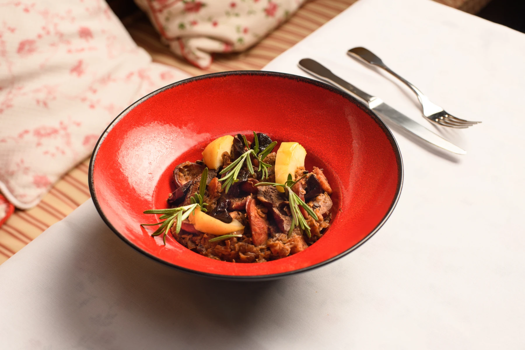 Bigos myśliwski ze śliwką