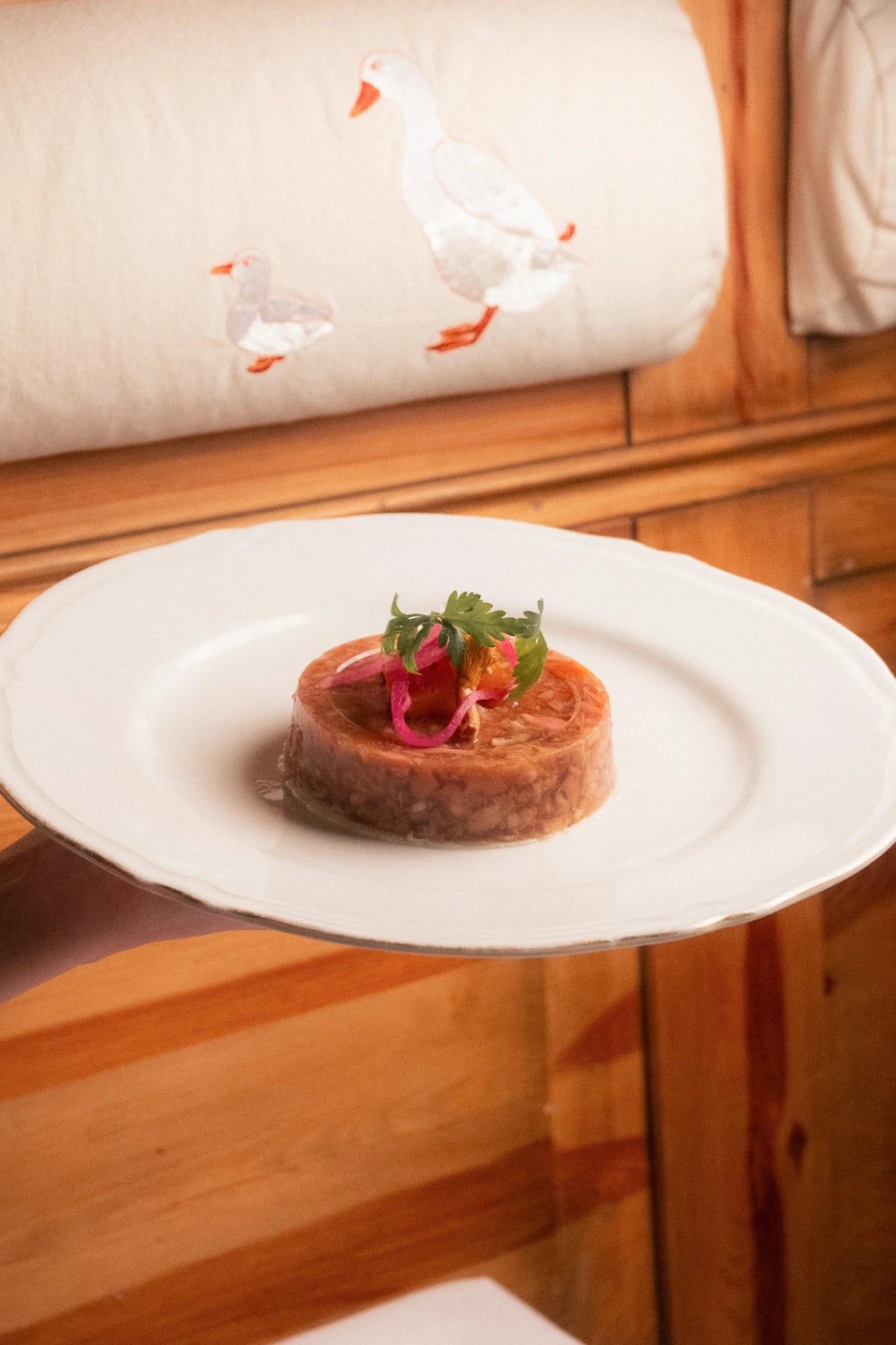 Galaretka z wieprzowych nóg z marynatami z Podlasia i piklami