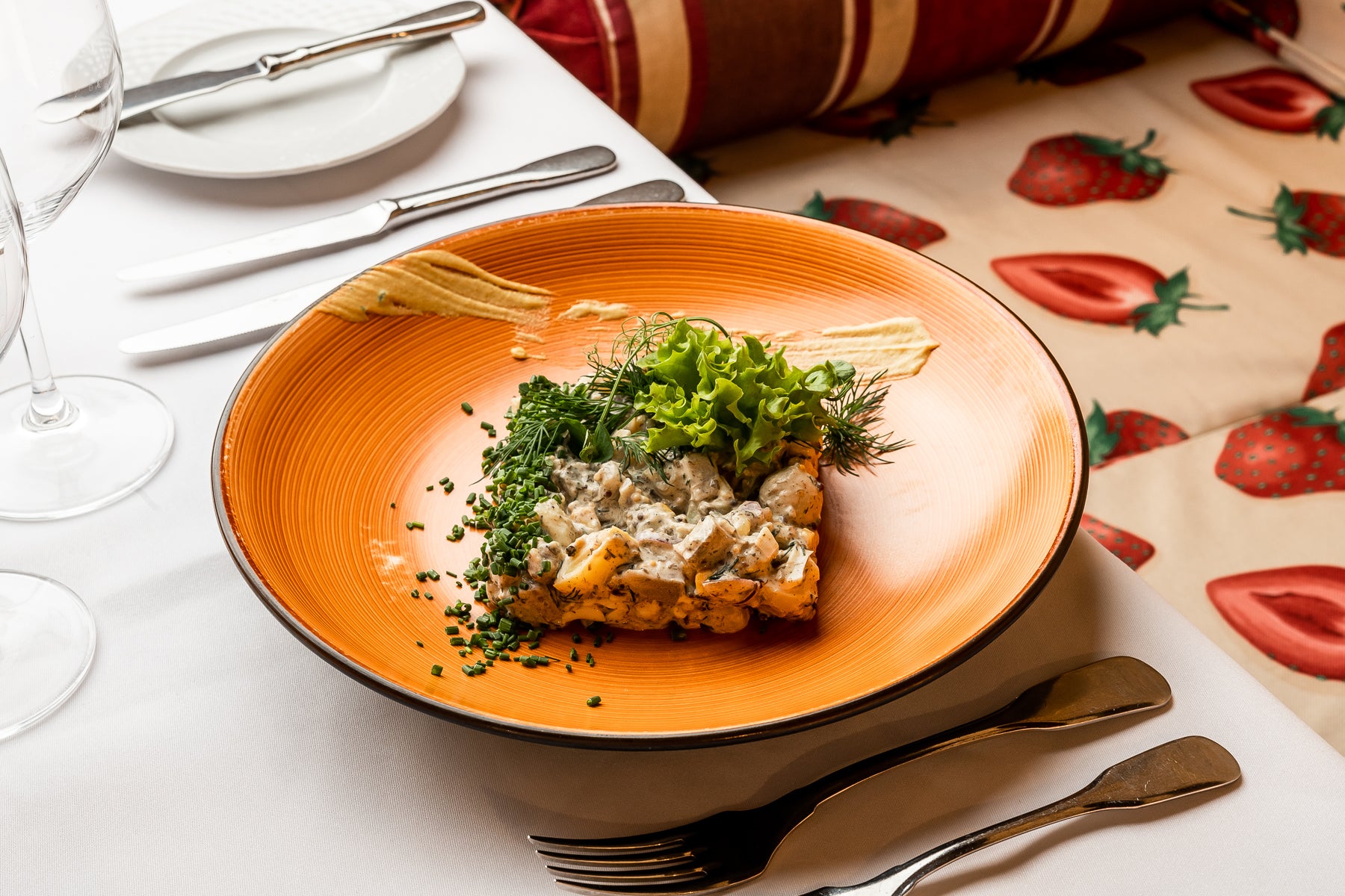 Sałatka z ziemniaków gotowanych na wywarze z grzybów leśnych z prawdziwkami, piklami i pieczoną karmelizowaną cebulką